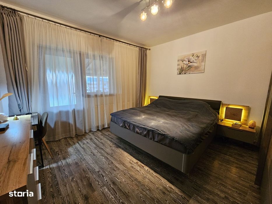 Vand apartament 3 camere decomandate , la vila + curte individuala