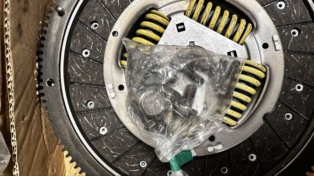 Продавам чисто нов комплект съединител с твърд маховик за VW Golf4