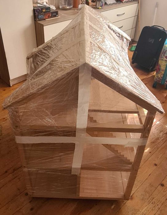 Къща за кукли на колелца от естествено дърво