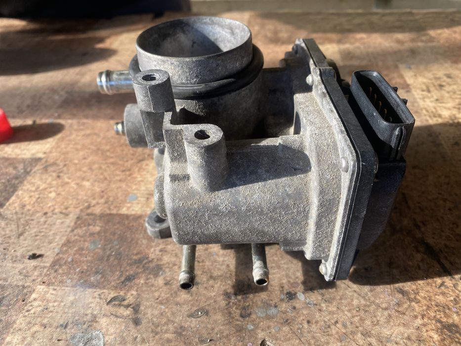 Дроселова клапа за тойота ярис 1.3 бензин 86кс