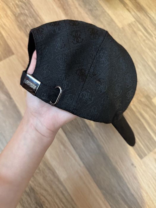 неизползвана шапка guess