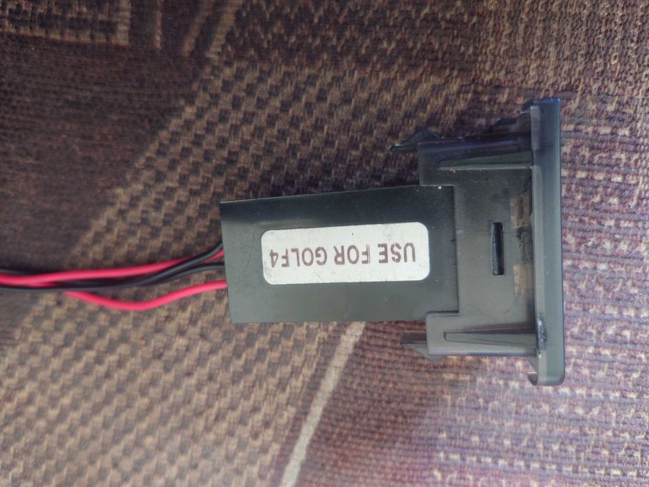 USB зарядно за автомобил