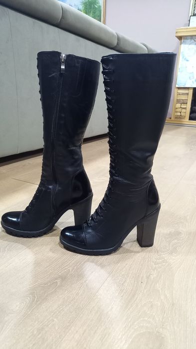 Черни дамски битуши на висок ток и връзки в черна кожа