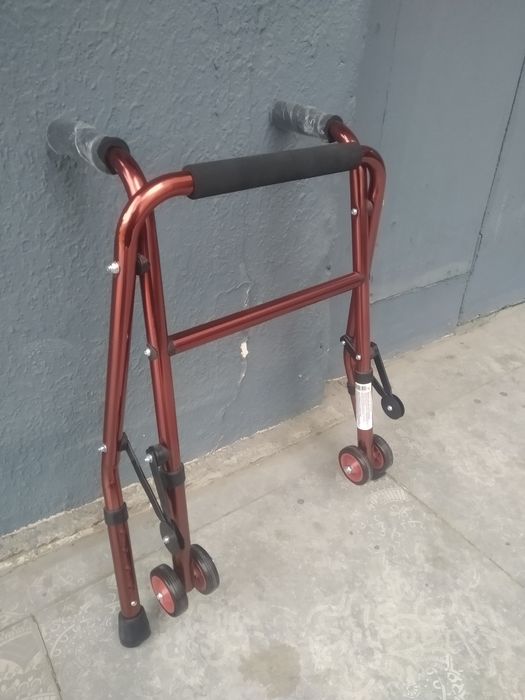 Детский ходунок с передними колесами