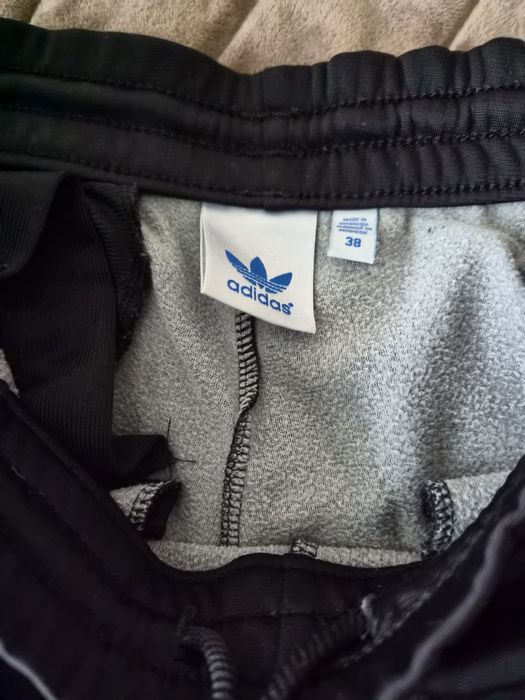Продавам ADIDAS  панталони размер М