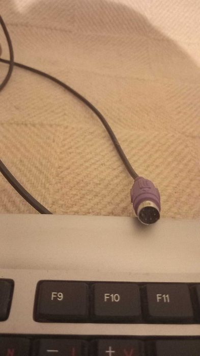 Мишка Logitech + калъф за таблет ( 8-10 инча ) . Клавиатура Delux .