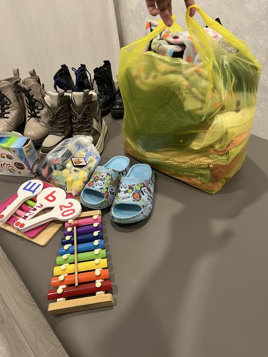 Продам 2 пакета одежды и сапоги