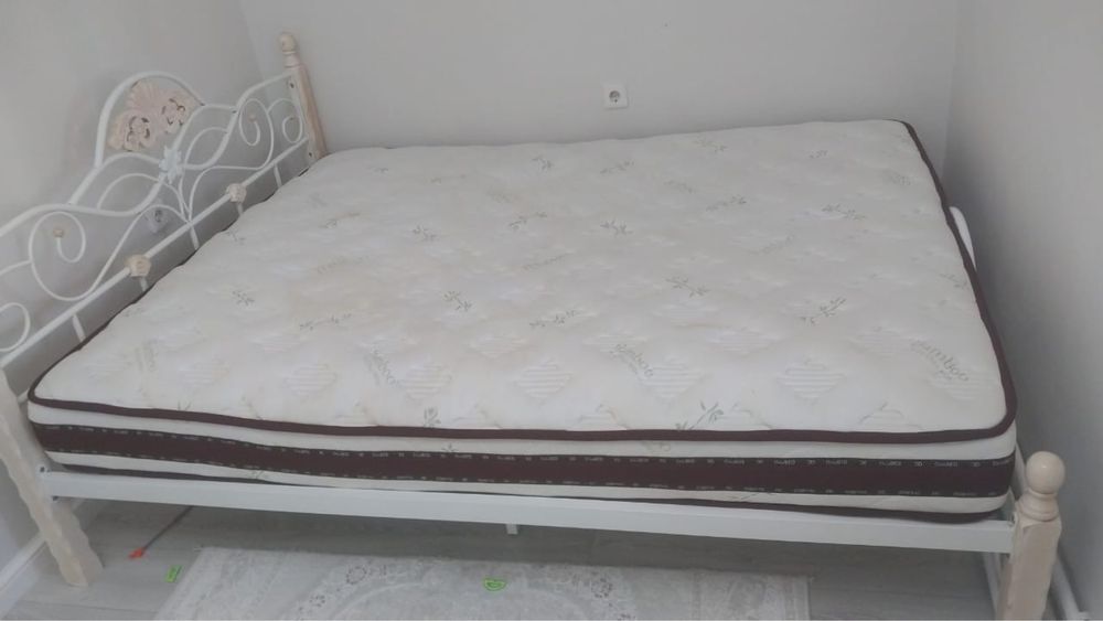 Кровать с матрасом