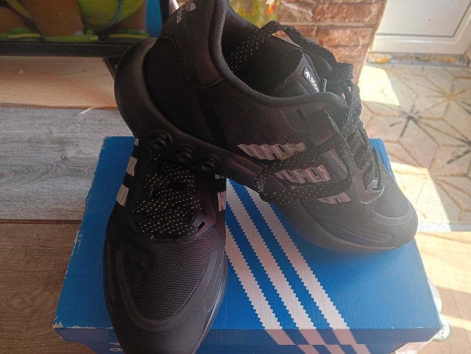 Оригинални обувки adidas.