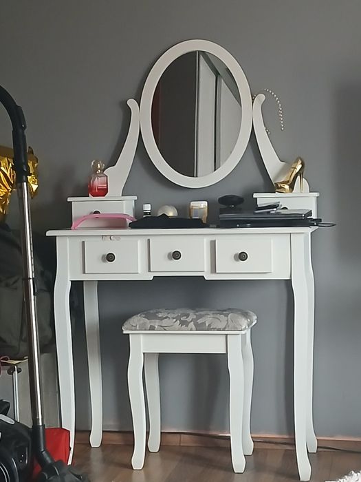 Măsuță machiaj cu oglindă