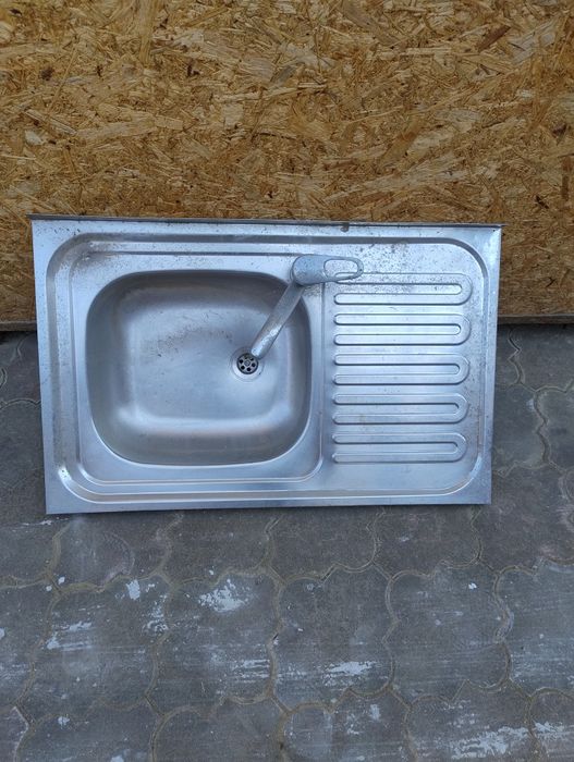 Vând chiuveta de inox.
