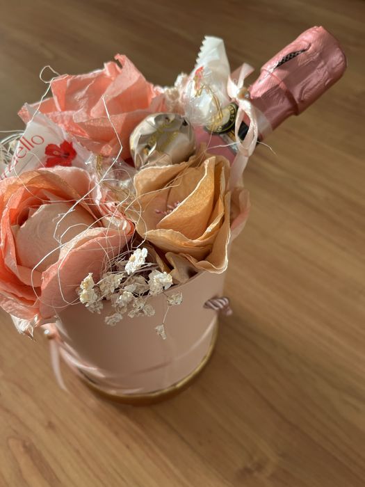 Ръчно изработени цветчета от хартия пенливо вино и