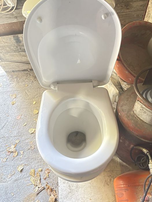 Продам унитаз фарфор