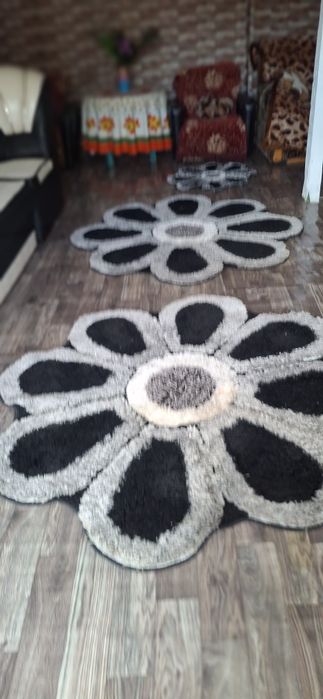 2 bucati floare mare 1.50 /1.50cm si 5 bucati floricele mivi70cm/70 cm