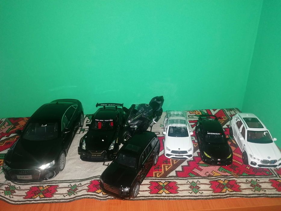 Метални колички с отварящи се врати, работещи фарове и звук от двигате