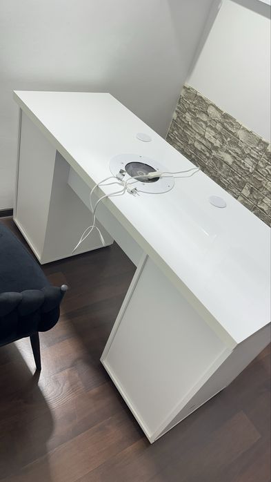 Masa manichiura cu aspirator