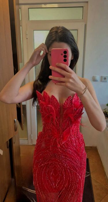 Абитуриентска червена рокля