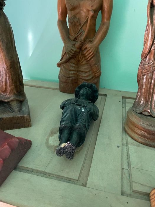 Vând statuete din lemn masiv