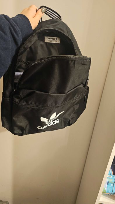 Продавам нова раница Адидас черна и синя