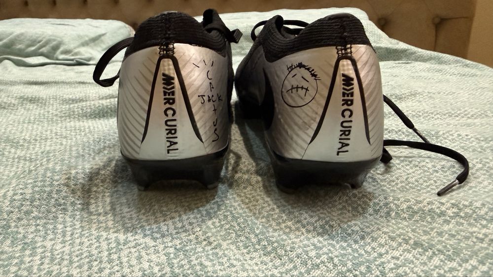 Продаю футбольные бутсы