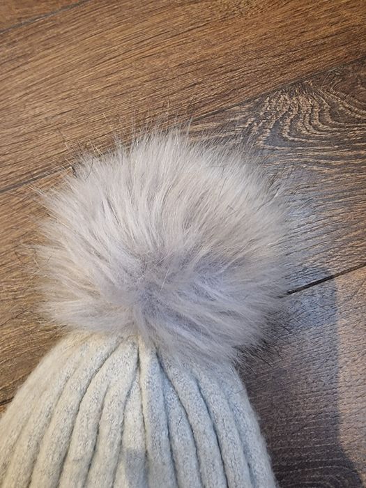 Дамска зимна шапка с бродерия