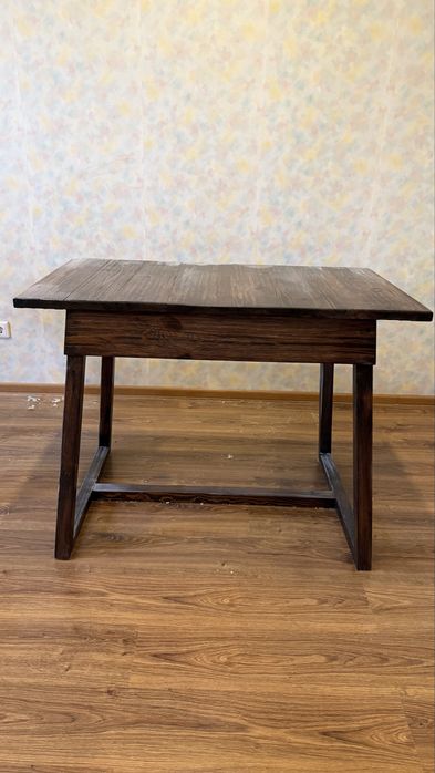 Стол деревянный с двумя стульями