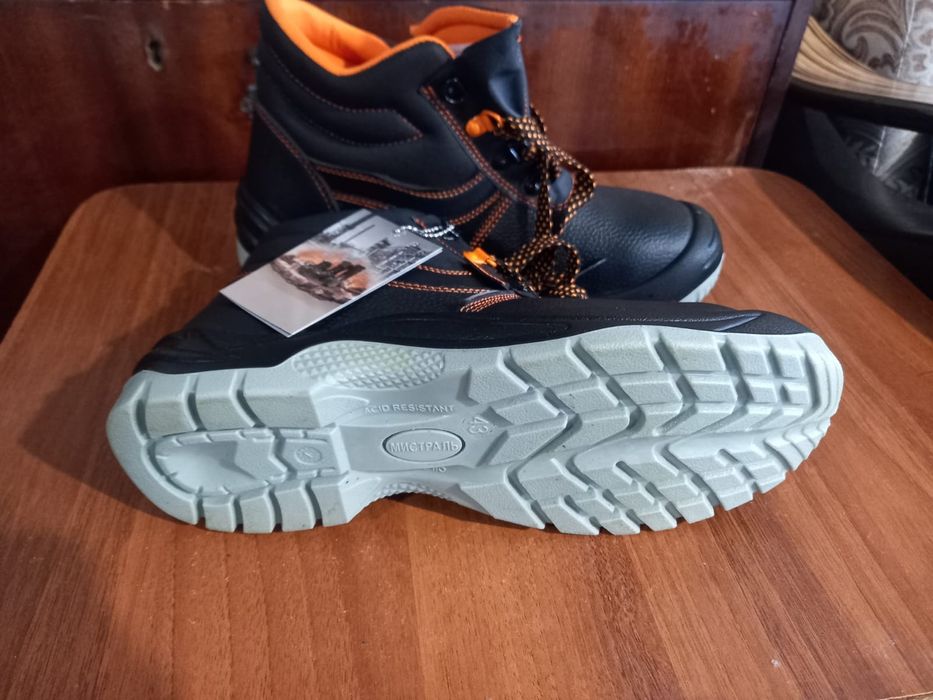 Продам рабочие ботинки