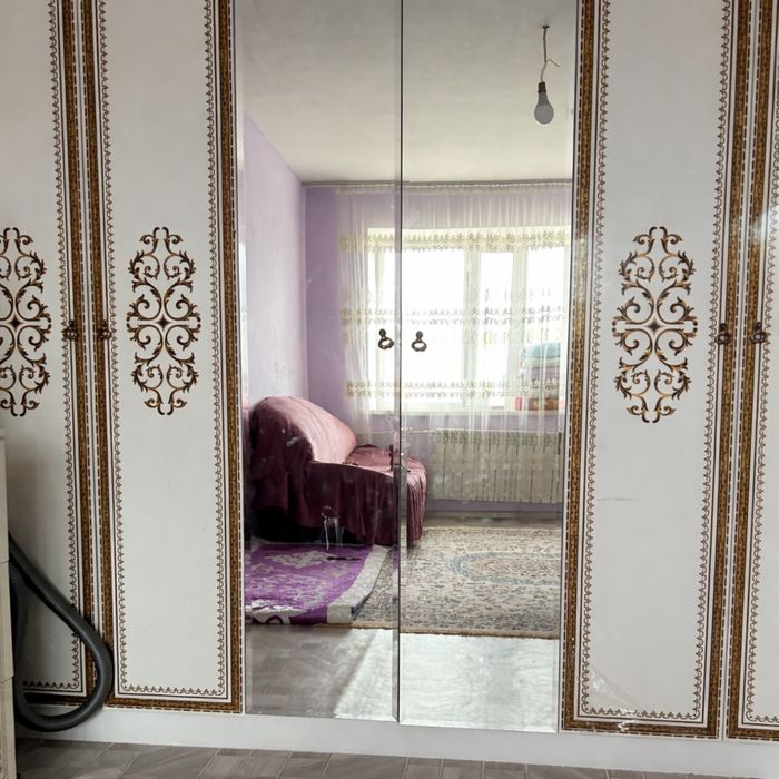 Шкаф с зеркалом продаётся.