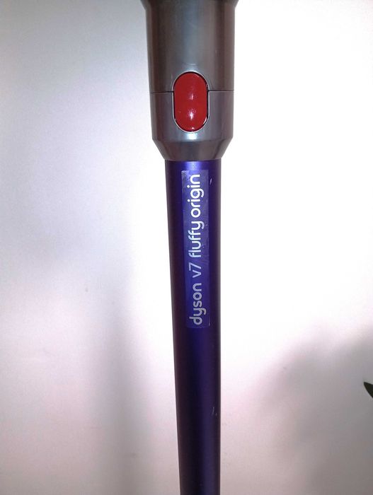 Отлична безжична Dyson V7 прахосмукачка с нова батерия и аксесоари