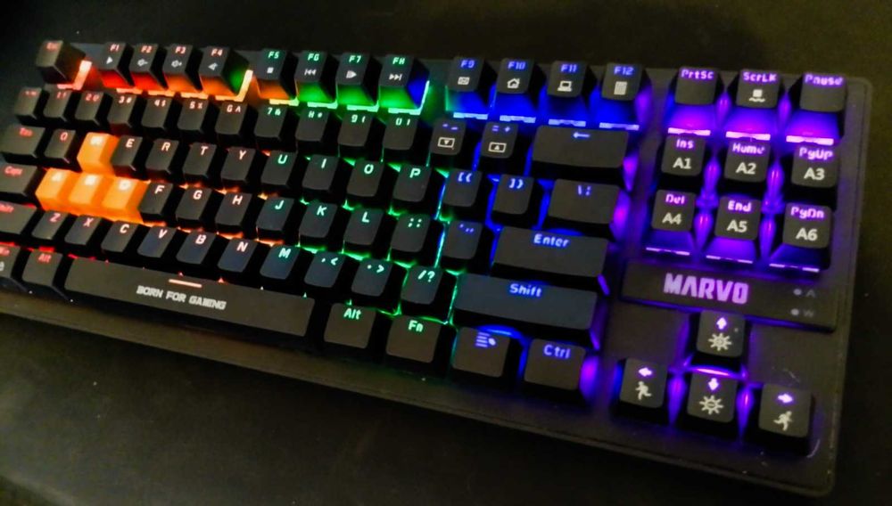 Tastatură mecanică cu RGB și switch-uri Blue