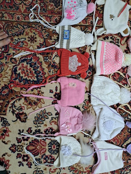 Шапочки по 200 тг.  По 400