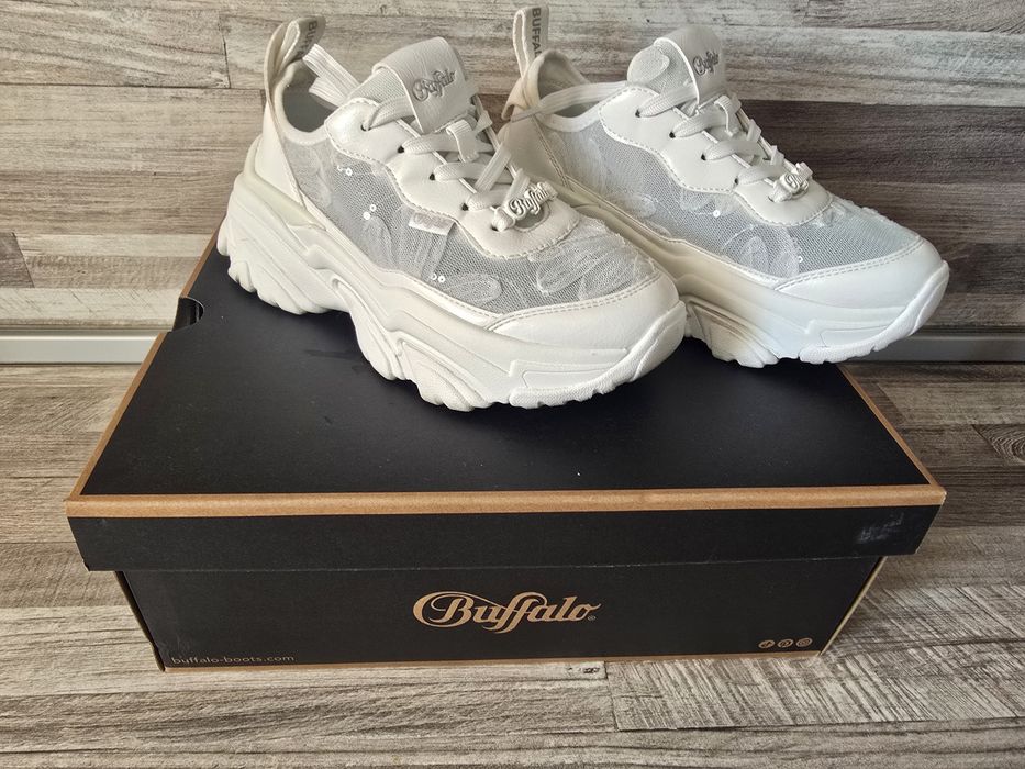 Продавам оригинални дамски маратонки Buffalo
