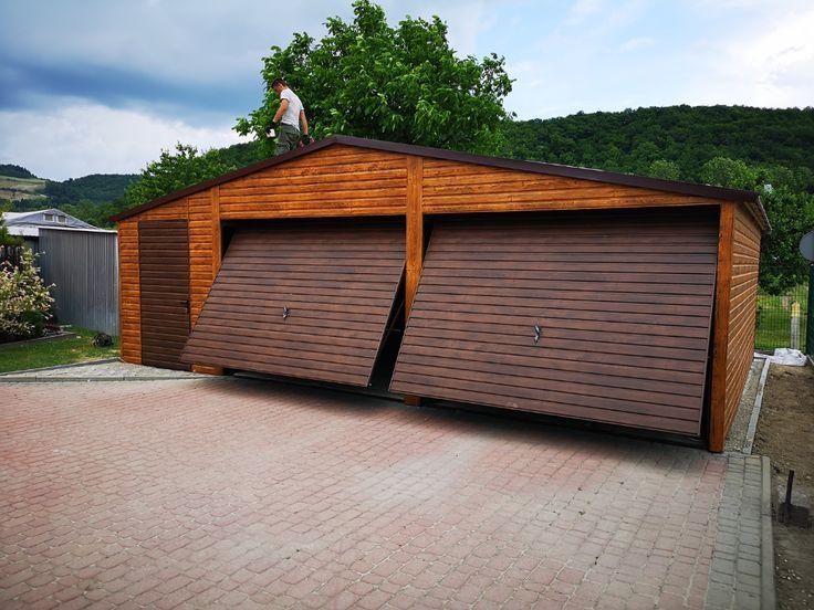 Garaj pe structura metalica izolate din panouri sandwich  5 x 5m