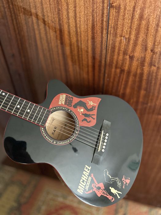 Sar gitara  hali yangidey olingan lekn calinmagan