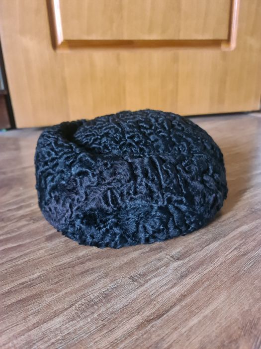 Продам каракулевый берет ( серый, черный)