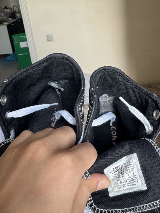 Продам converse. Внутри есть деффект.
