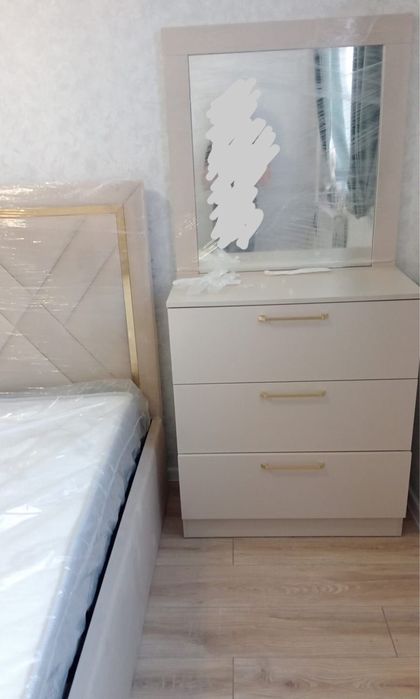 Комод с зеркалом