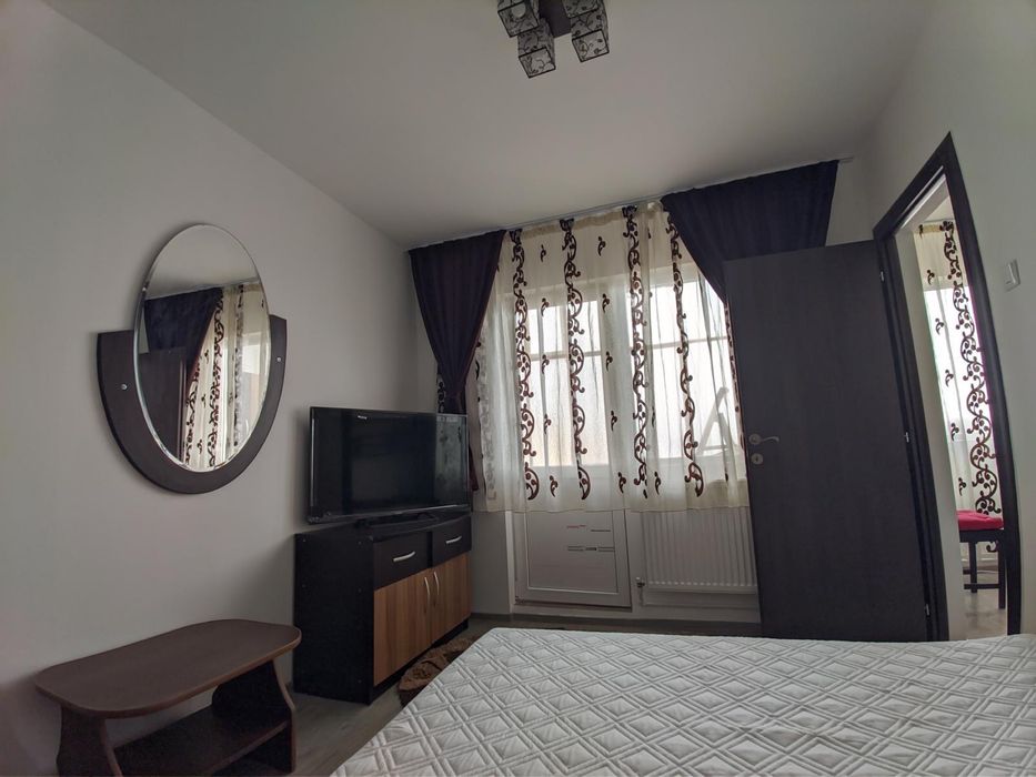 Închiriez apartament 3 camere – zonă centrală