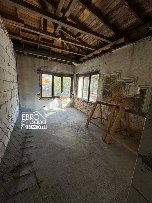 Двуетажна къща с гараж за продажба в Центъра