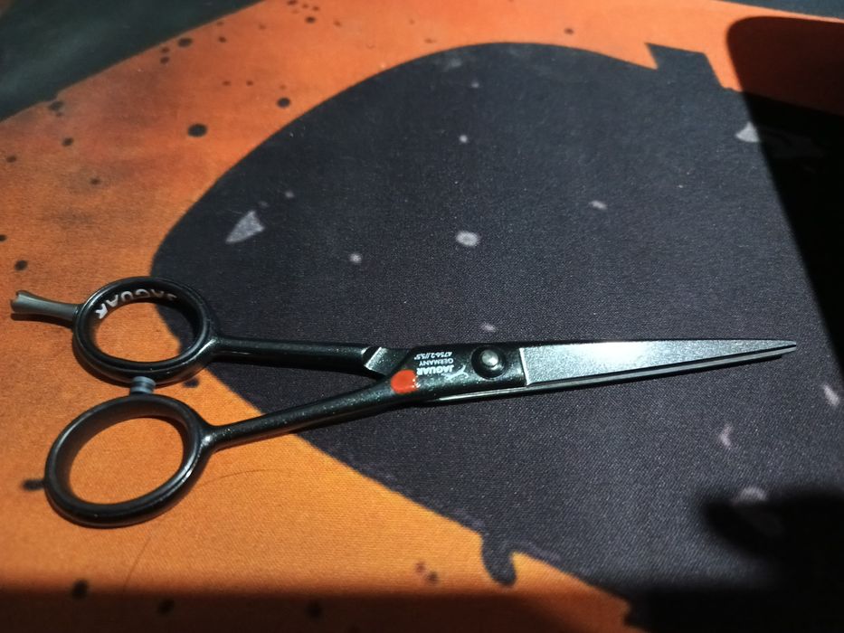 Yaguar Germany qaychi sotiladi 4756-2//5,5" orginal qaychi 100%.