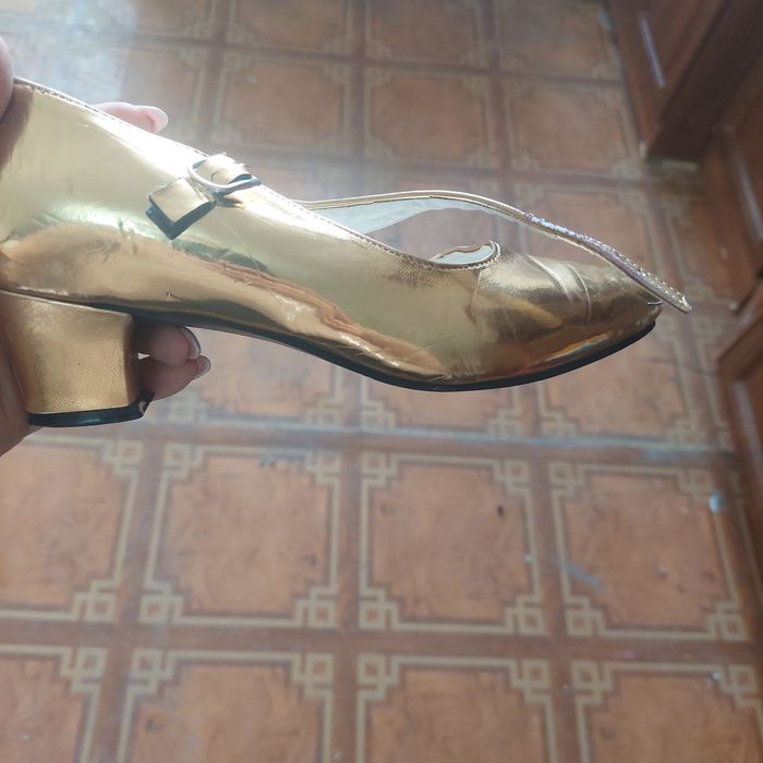 Продаю танцевальные туфли.