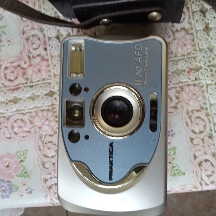 Aparat foto Cmena 8 m și Practică m 60