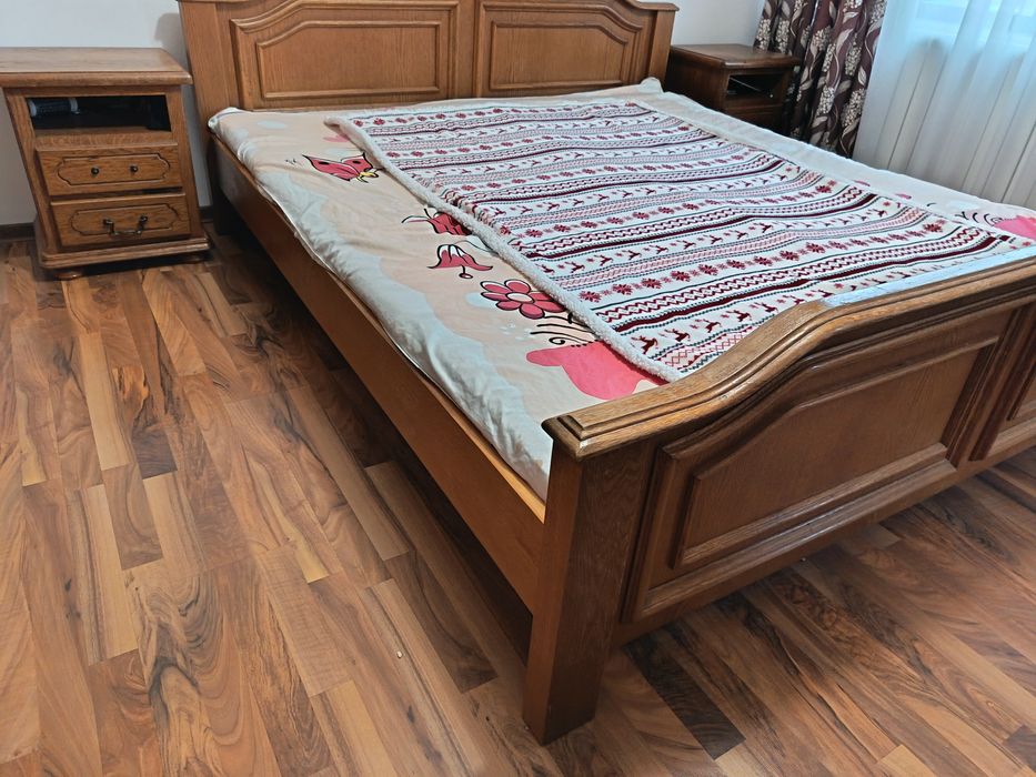 Dulap și pat lemn  masiv cu două noptiere in stare foarte buna