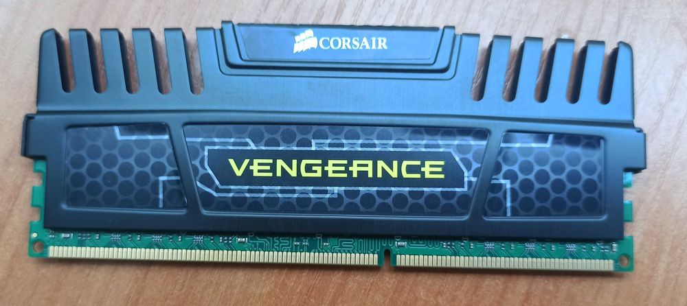Памет 2x4GB DDR3 1600 Corsair Vengeance - CMZ8GX3M2A1600C9