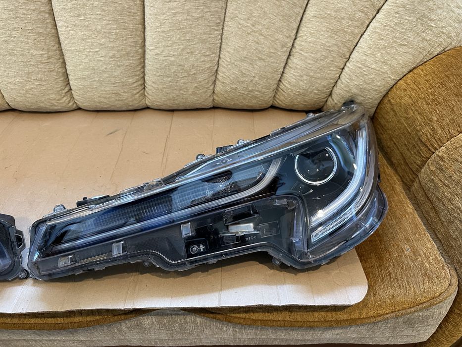 Faruri, Far stanga / Far dreapta Toyota Corolla 2018-2022, E210