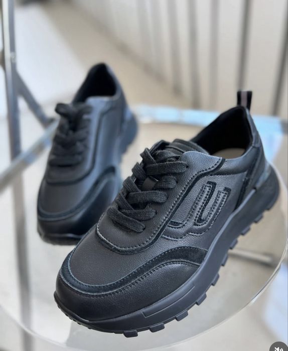 Кроссовки женские