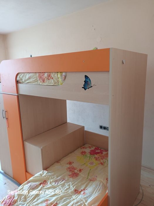 Детско двуетажно легло с гардероб