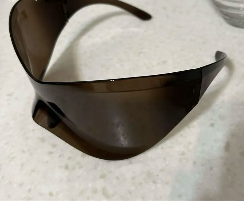 Очки солнцезащитные.