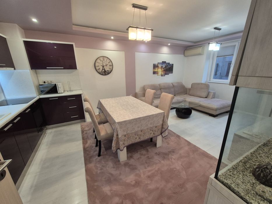 Дава се под наем Тристаен апартамент в Варна, Конфуто - 85 кв.м за 847.62 € - Снимка #1