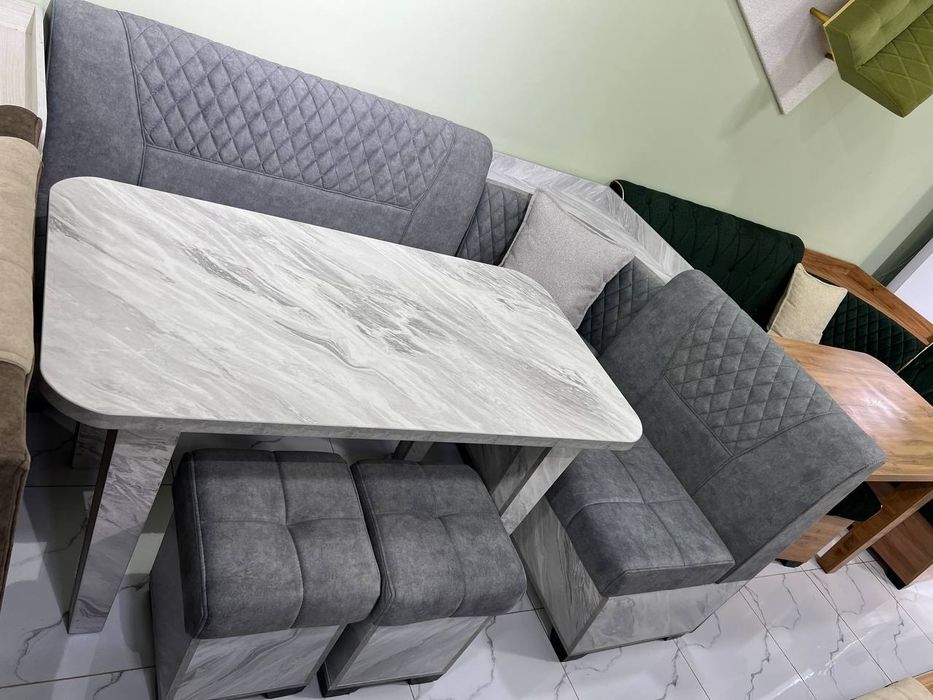 Скидка.Кухонный уголок сундук,2 пуфика и столимеется рассрочка.